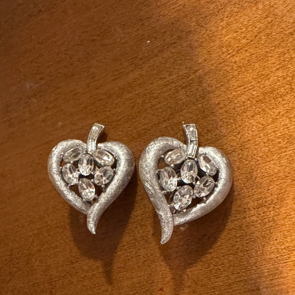 🌟 Rare Crown Trifari Signed Rhinestone Heart & Leaf Clip Earrings – Vintage